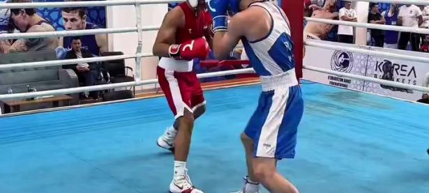 开云体育在线-拳击比赛激烈进行，观众欢呼雀跃