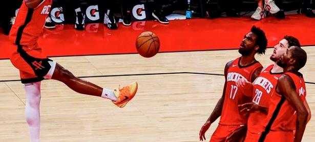 开云体育在线-火箭内线大将迎来生涯巅峰，球队士气高昂的简单介绍