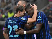 开云体育新闻-热闹足球比赛吸引目光，球员拼搏奋战坚韧不拔的简单介绍