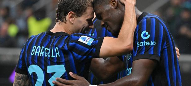 开云体育新闻-热闹足球比赛吸引目光，球员拼搏奋战坚韧不拔的简单介绍