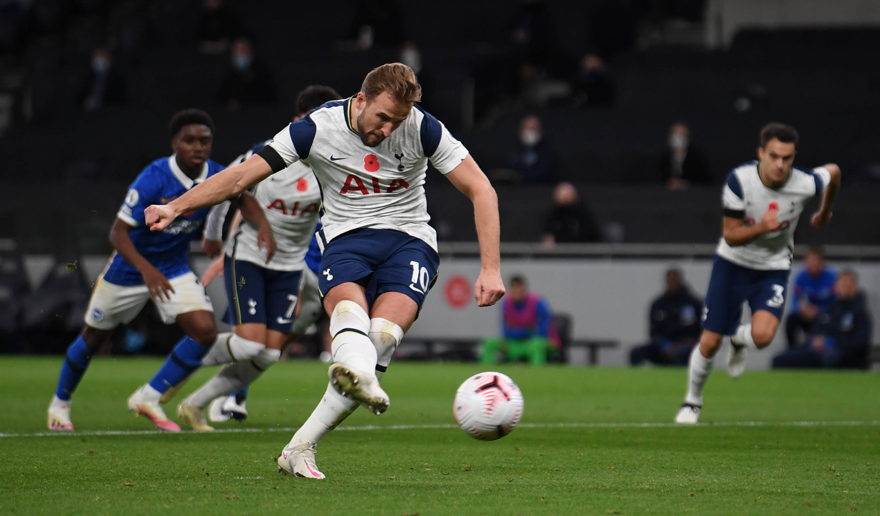 关于足球比赛精彩无限，球员实力对抗展露风采的信息