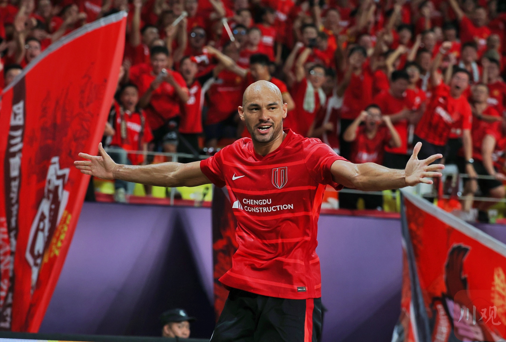 关于东亚球队在亚冠赛场上展现出色，国内球迷欢呼！的信息